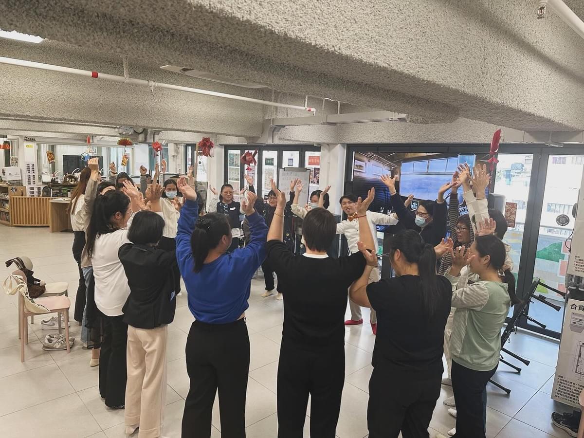 家長在社區工作坊中參與互動練習