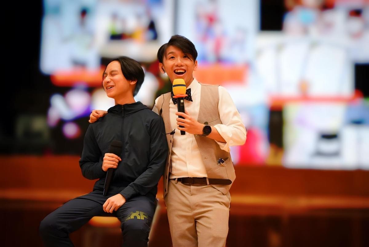 失敗學院音樂分享會中,兩位分享者在台上投入演出